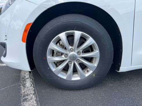 Used 2018 Chrysler Pacifica Touring-L FWD image 31
