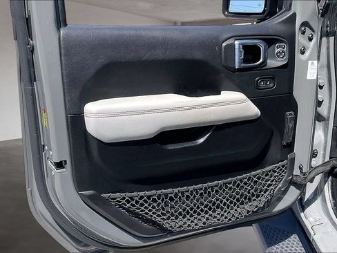 Used 2022 Jeep Wrangler Unlimited Sahara AWD/4WD image 19