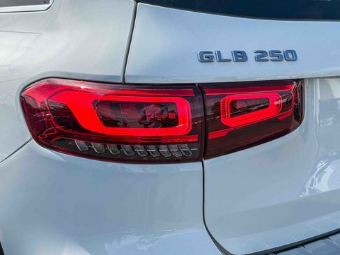 Used 2022 Mercedes-Benz GLB 250 4MATIC w/ Premium Package Lite image 9