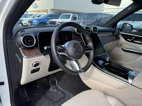 Used 2025 Mercedes-Benz GLC 350e 4MATIC image 12