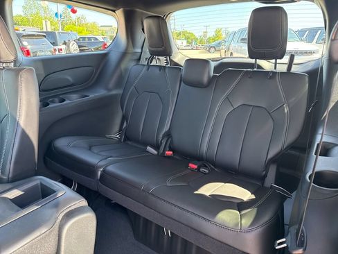 New 2027 Chrysler Pacifica Select FWD image 17