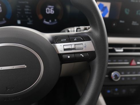 Certified 2025 Hyundai Tucson SE image 24