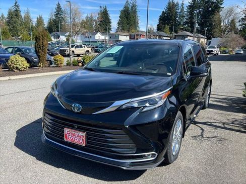 Certified 2024 Toyota Sienna Platinum AWD/4WD image 4