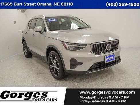 Certified 2025 Volvo XC40 B5 Core image 1