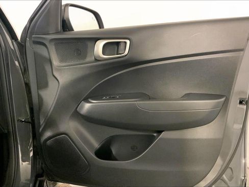 Used 2025 Hyundai Venue SEL image 25