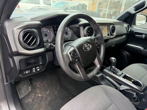 Used 2017 Toyota Tacoma SR5 AWD/4WD image 9