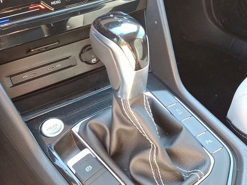 Certified 2025 Volkswagen Taos SE image 21