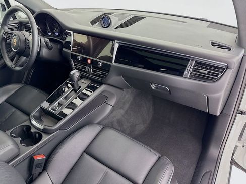 Certified 2025 Porsche Macan image 33