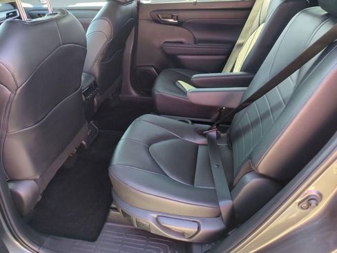 Used 2024 Toyota Highlander XLE image 26