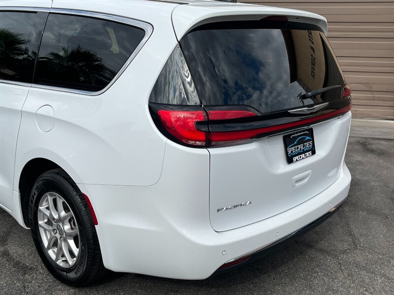 Used 2024 Chrysler Pacifica Touring-L FWD image 14