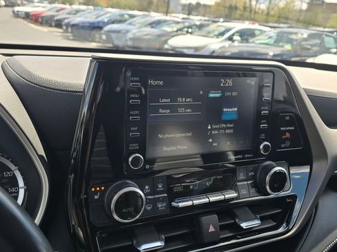 Used 2022 Toyota Highlander XLE AWD/4WD image 23