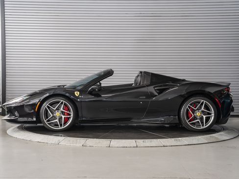 Used 2022 Ferrari F8 Tributo RWD image 2
