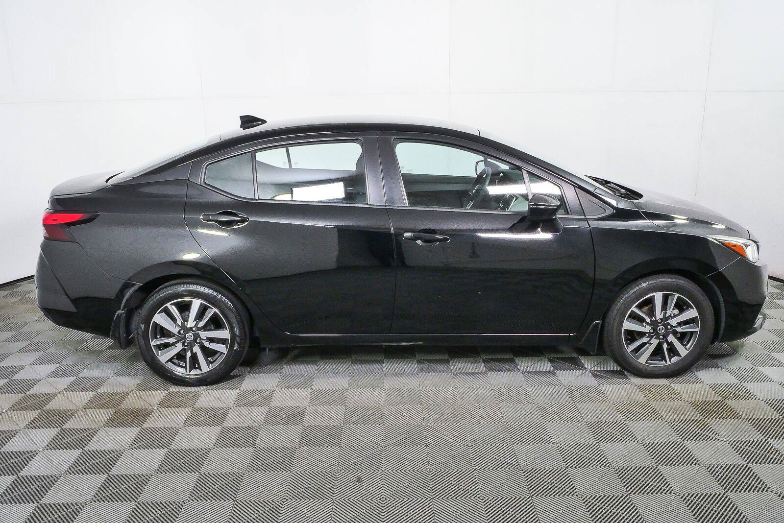 Used 2021 Nissan Versa SV FWD image 2