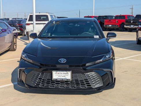 Used 2025 Toyota Camry SE image 8