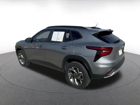 Used 2025 Chevrolet Trax LT w/ LT Convenience Package image 10