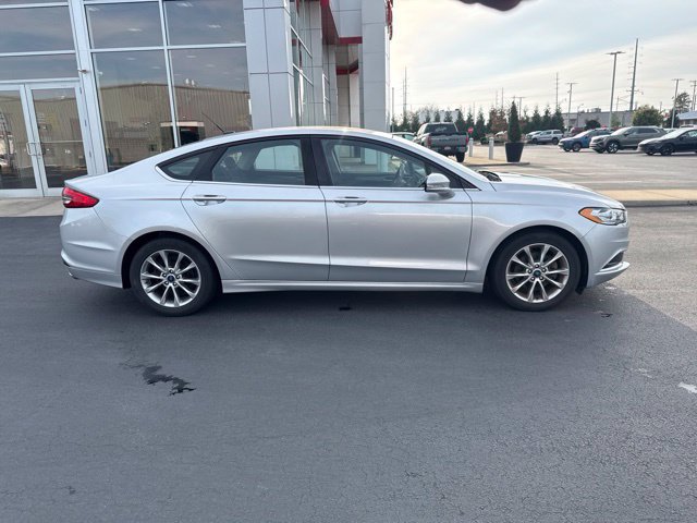 Used 2017 Ford Fusion SE w/ Fusion SE Technology Package FWD image 8