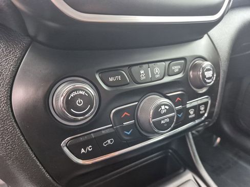 Used 2019 Jeep Cherokee Trailhawk w/ Cold Weather Group image 23