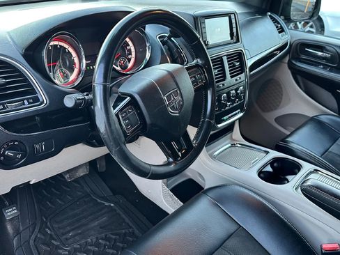 Used 2019 Dodge Grand Caravan SXT image 12