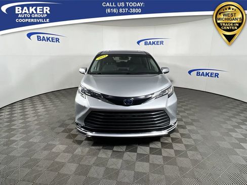 Used 2023 Toyota Sienna XLE image 3