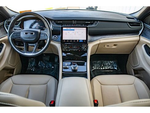 Used 2024 Jeep Grand Cherokee Limited image 22