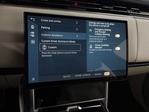 Used 2025 Land Rover Range Rover SE image 24