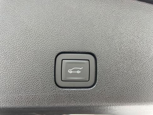 New 2025 Cadillac XT6 Luxury image 7