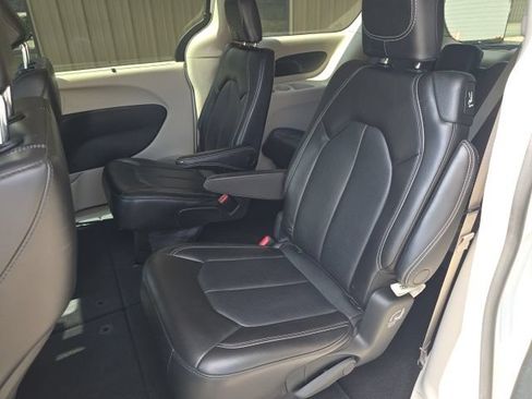 Used 2023 Chrysler Pacifica Touring-L FWD image 12