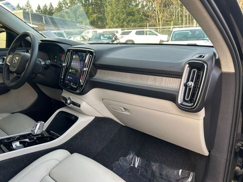 Used 2023 Volvo XC40 B5 Plus image 26