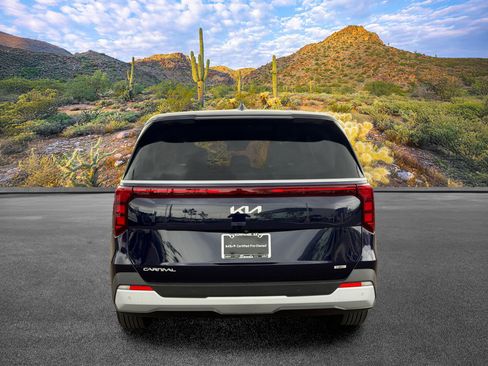 Certified 2025 Kia Carnival LXS FWD image 5