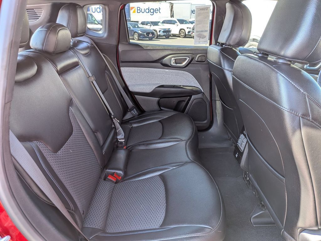 Used 2025 Jeep Compass Latitude w/ Sun & Sound Group AWD/4WD image 29