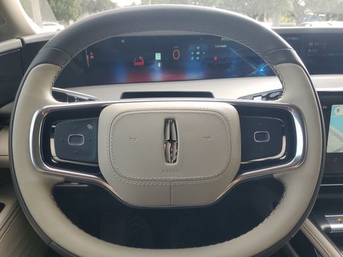 Used 2025 Lincoln Nautilus Premier image 24