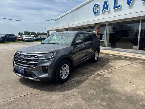 Used 2025 Ford Explorer Active w/ Active Comfort Package RWD image 2