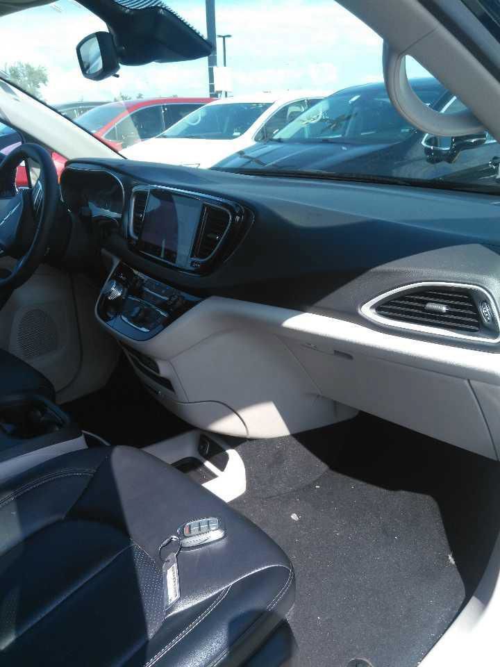 Used 2024 Chrysler Pacifica Touring-L FWD image 5