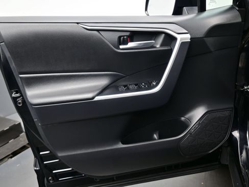 Used 2025 Toyota RAV4 XLE AWD/4WD image 9