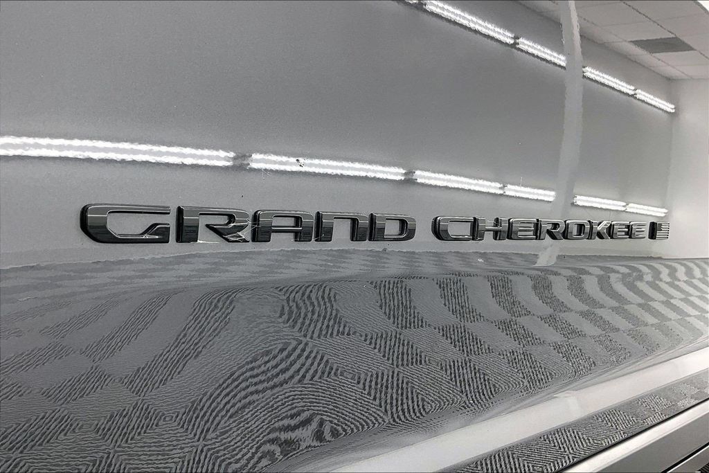 Used 2024 Jeep Grand Cherokee L Laredo AWD/4WD image 8