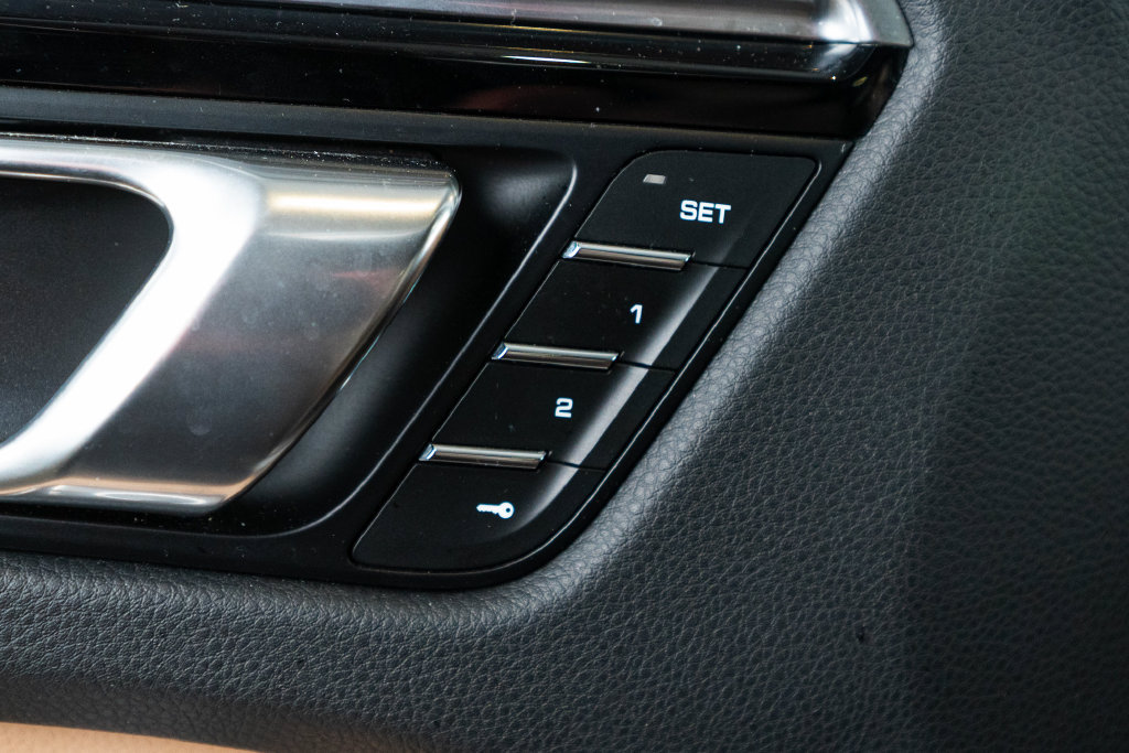 Certified 2023 Porsche Macan S AWD/4WD image 19