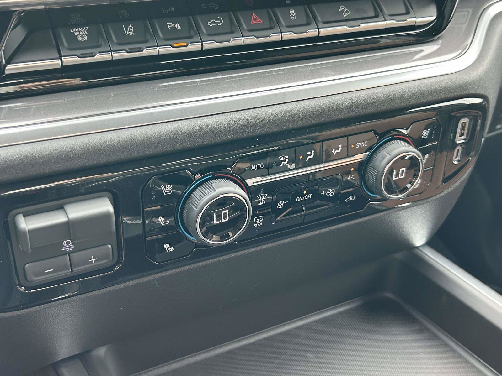 New 2026 Chevrolet Silverado 2500 High Country w/ High Country Premium Package AWD/4WD image 28