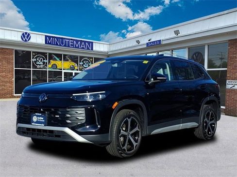Certified 2025 Volkswagen Tiguan SE image 1