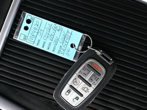 Used 2024 Chrysler Pacifica Select image 21