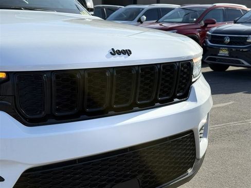 Used 2023 Jeep Grand Cherokee Limited w/ Black Appearance Package AWD/4WD image 11