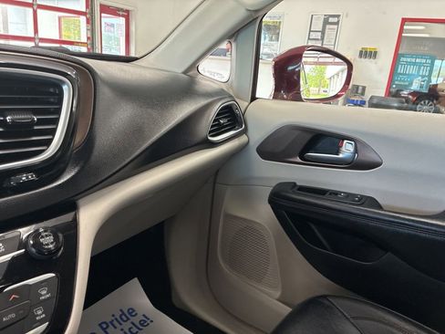 Used 2018 Chrysler Pacifica Touring-L Plus FWD image 58