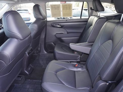 Certified 2025 Toyota Highlander XLE image 12