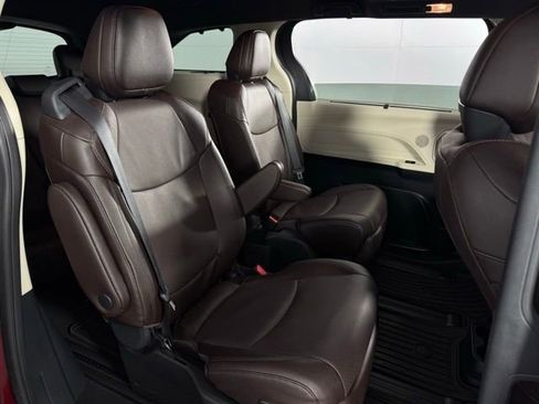 Used 2024 Toyota Sienna Platinum image 17