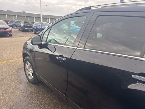 Used 2020 Chevrolet Trax LT w/ LT Convenience Package image 4