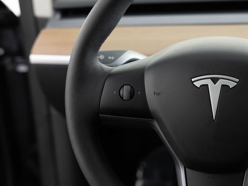 Used 2025 Tesla Model Y Long Range RWD image 30