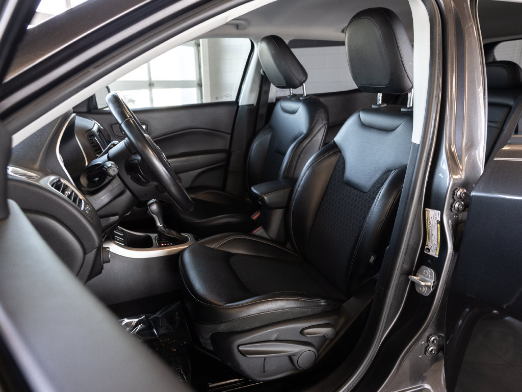 Used 2018 Jeep Compass Latitude FWD image 10