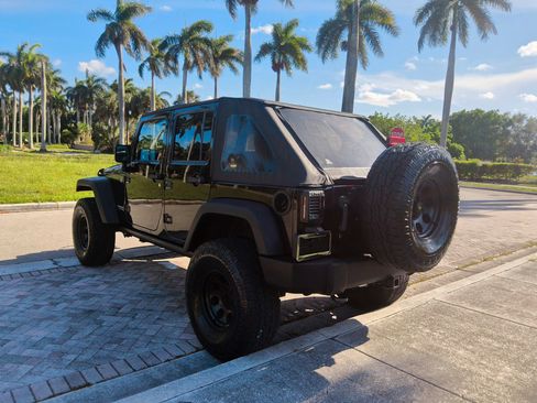 Used 2014 Jeep Wrangler Unlimited Rubicon w/ Connectivity Group AWD/4WD image 5