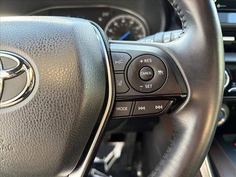 Used 2022 Toyota Venza XLE image 16