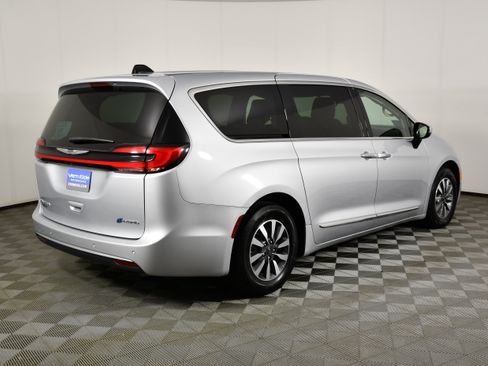 Used 2023 Chrysler Pacifica Limited FWD image 6
