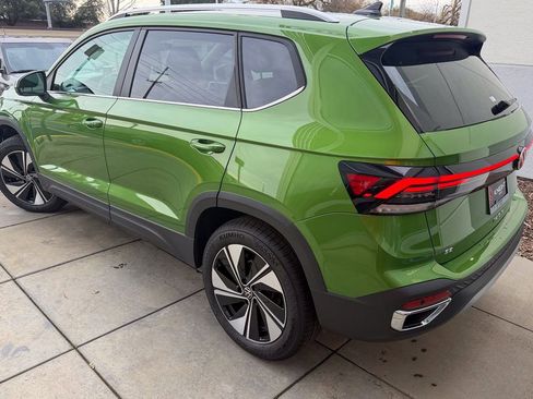 New 2026 Volkswagen Taos SE image 9